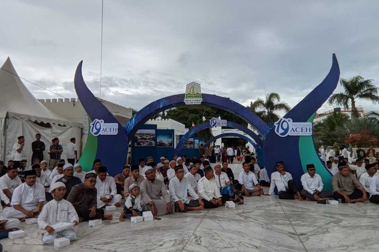 Ratusan masyarakat Aceh mengikuti zikir dan doa bersama memperingati 19 tahun tsunami Aceh di Masjid Raya Baiturrahman, Banda Aceh, Selasa (26/12).