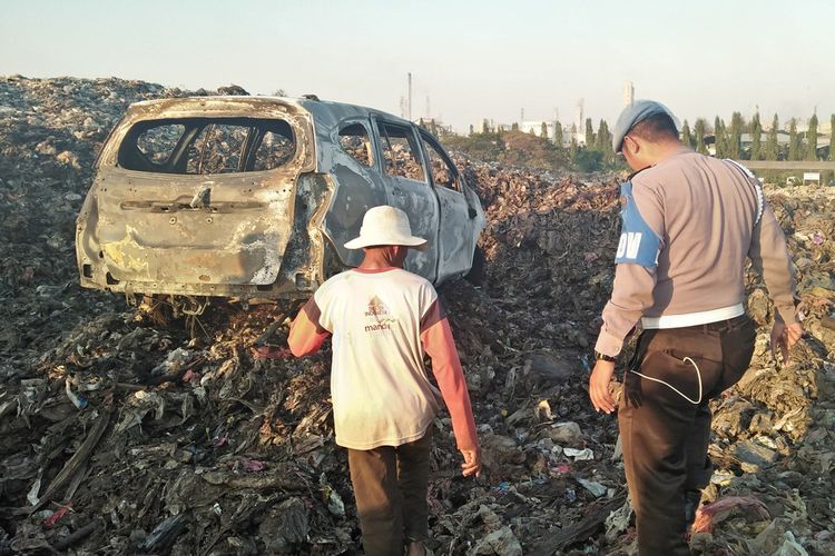 Mobil Toyota Calya yang dibakar oleh pemiliknya sendiri di TPA Ngipik, Gresik, Selasa (10/9/2019).