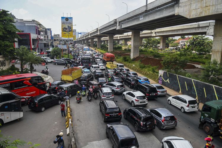 Sejumlah kendaraan terjebak kemacetan di Jalan Raya Kalimalang, Bekasi, Jawa Barat, Sabtu (7/5/2022). Ruas jalan arteri Kalimalang arah Bekasi terpantau mengalami kepadatan kendaraan hingga sekitar empat kilometer imbas dari diberlakukannya sistem satu jalur (one way) di Tol Jakarta-Cikampek.