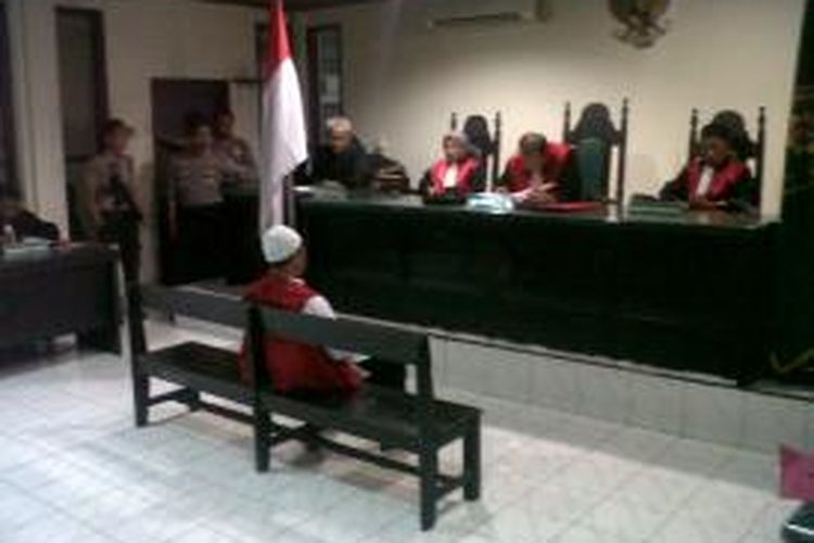 Fadli Rahim (33) tengah menjalani persidangan di Pengadilan Negeri (PN) Sungguminasa, Kabupaten Gowa, Sulawesi Selatan lantaran menkritik bupati setempat. Rabu, (24/12/2014).