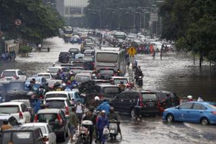 Hujan deras yang mengguyur Jakarta dan sekitarnya, mengakibatkan Jalan Medan Merdeka Timur, di depan Stasiun Gambir, Jakarta Pusat, Rabu (5/2/2014), terendam banjir. Banjir juga terjadi di Jalan Medan Merdeka Utara, di depan Istana Merdeka. Akibatnya, kemacetan terjadi di sejumlah ruas jalan.
