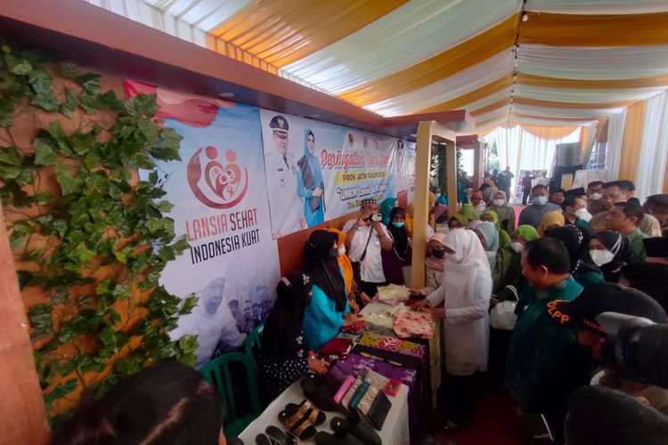 Gubernur Jawa Timur Khofifah Indar parawansa meresmikan Ponpes kasepuhan Lansia Assuniyah di Desa Pondok Waluh, Kecamatan Kencong, Jember Jawa TImur pada Sabtu (25/6/2022).