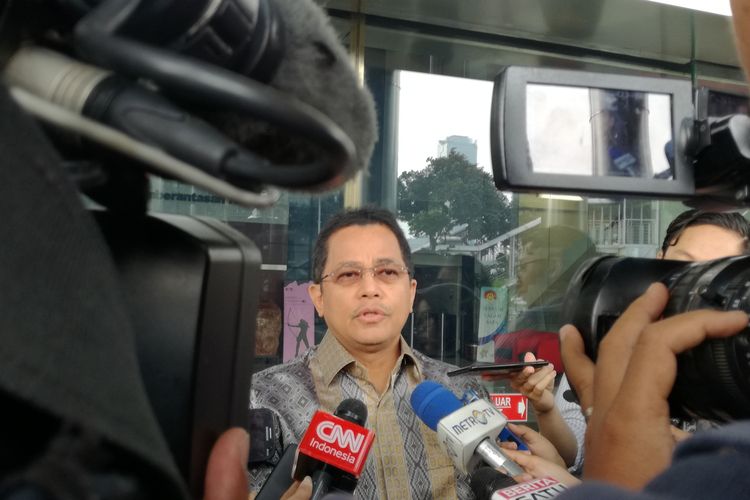 Sekretaris Jenderal DPR Indra Iskandar seusai diperiksa sebagai saksi di Gedung Komisi Pemberantasan Korupsi (KPK), Jakarta, Kamis (16/5/2019).