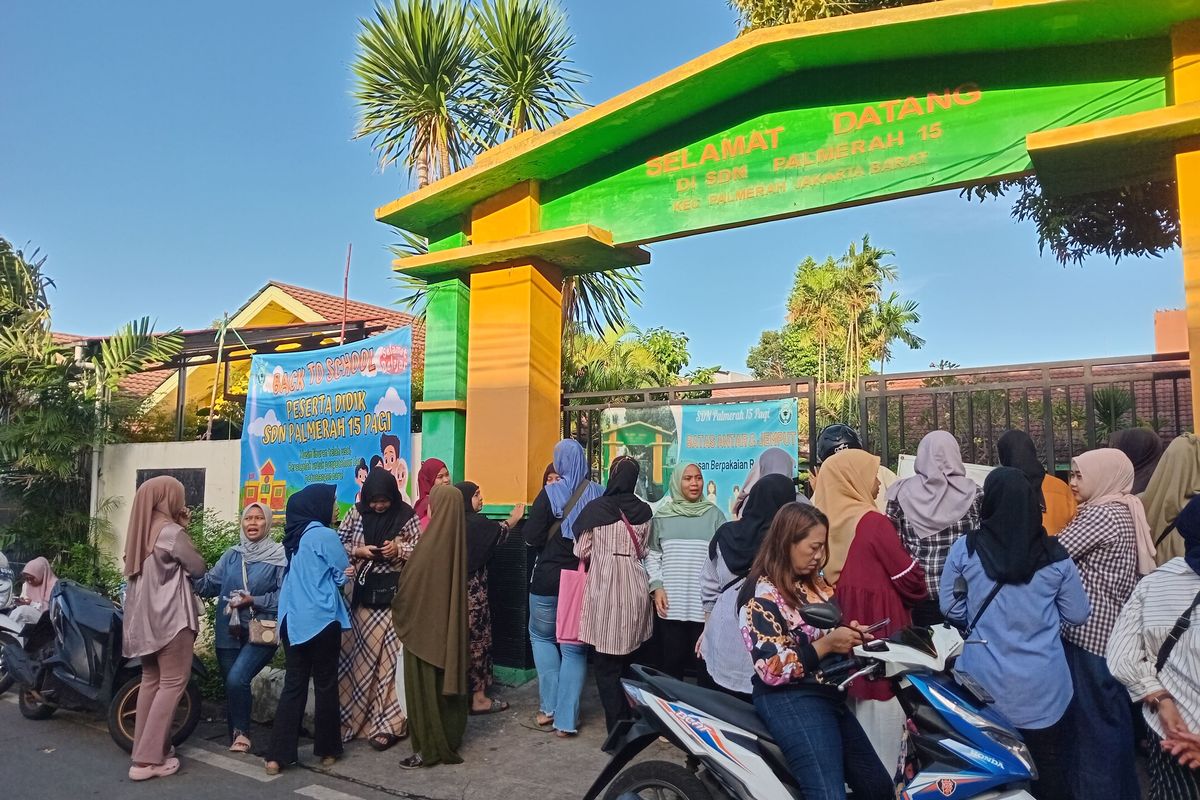 Hari Pertama Masuk Sekolah di SDN Palmerah 15 Pagi, Banyak Orangtua Antar Anaknya hingga ke Kelas