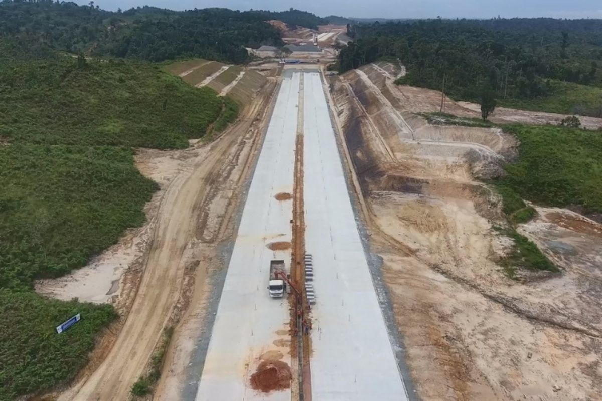 Pekerjaan konstruksi Tol Balikpapan-Samarinda.