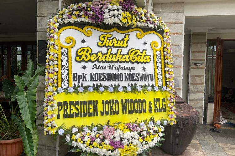 Karangan bunga dari Joko Widodo di depan rumah duka yang terletak kawasan Lebak Bulus, Jakarta Selatan, Kamis (16/3/2023).