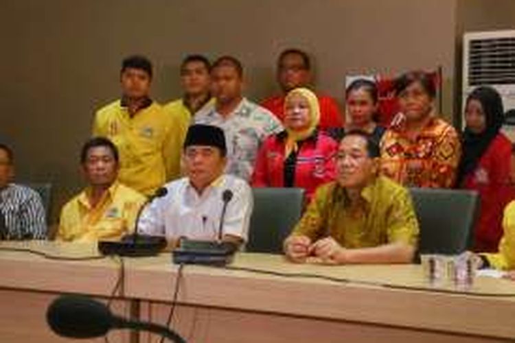 Bakal calon ketua umum Partai Golkar, Ade Komarudin dan salah seorang anggota timsesnya, Firman Soebagyo, saat mendaftarkan diri ke Komite Pemilihan di Kantor DPP Partai Golkar, Rabu (4/5/2016).