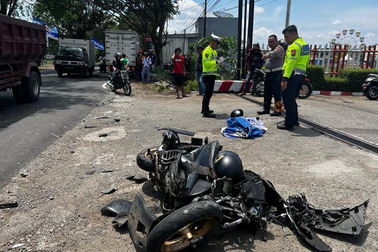 Polisi melakukan olah tempat kejadian di lokasi kecelakaan yang menewaskan satu pelajar perempuan di Kabupaten Trenggalek Jawa Timur, Rabu (06/12/2023).