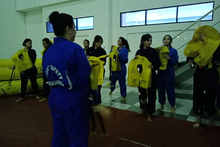 Calon kabin kru dan pilot dilatih teknik pelayanan, penampilan, komunikasi, keamanan, dan pengamanan di Garuda Indonesia Training Centre, Duri, Jakarta Barat, Senin (10/9/2018).