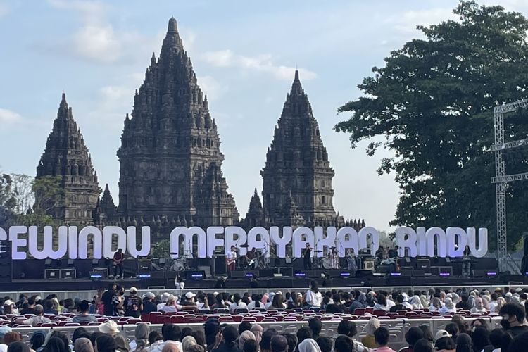 Melancholic Bitch saat tampil dalam Prambanan Jazz Festival 2022 di kawasan Candi Prambanan, Yogyakarta, Jumat (1/7/2022). 