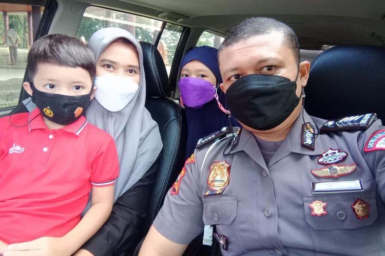 Bripka Donni Malindo jalan-jalan bersama istri, Pethryn Smith dan dua orang anaknya beberapa waktu lalu.