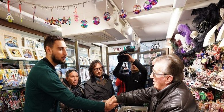 Gianluigi Donnarumma juga mengunjungi toko-toko di sekitar Venice saat kunjungannya mewakili tim nasional Italia