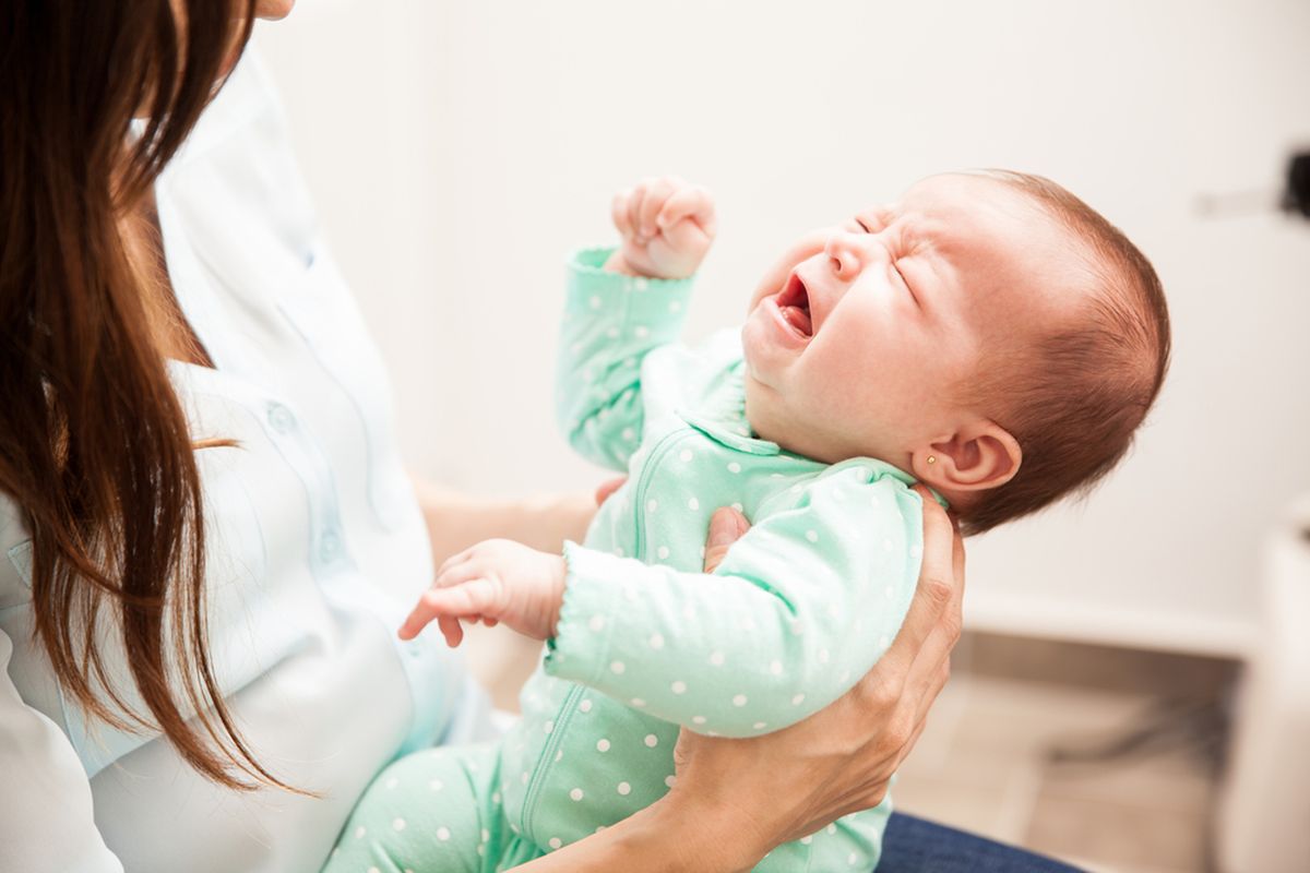 ilustrasi tips mencegah asam lambung pada bayi.