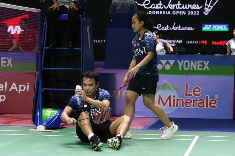 Ganda campuran Rinov Rivaldy/Pitha Haningtyas Mentari saat melawan Seo Seung Jae/Chae Yu Jung (Korea Selatan) pada babak pertama Indonesia Open 2022 di Istora Senayan, Jakarta, Selasa (14/6/2022). 
