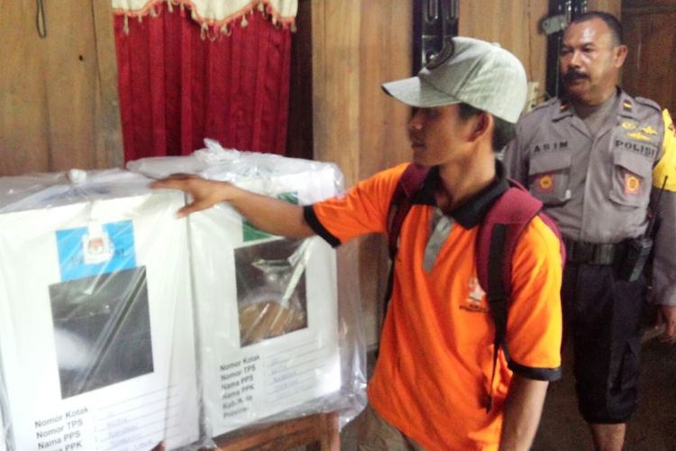 Ketua PPS Desa Klitih, Ishom Junaidi, mengecek kotak suara berisi surat suara Pemilu 2019 untuk TPS 10 di Dusun Nampu Desa Klitih Kecamatan Plandaan Kabupaten Jombang, Selasa (16/4/2019).