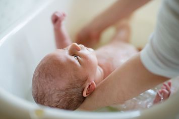Bayi Tak Perlu Mandi Setiap Hari, Apa Alasannya? Dokter Jelaskan