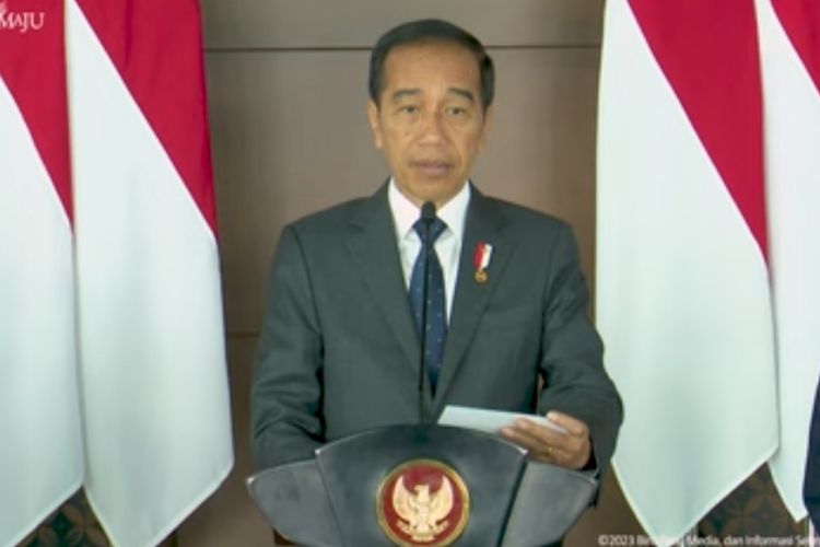 Presiden Joko Widodo saat memberikan keterangan sebelum bertolak ke China dari Bandara Soekarno-Hatta, Senin (16/10/2023).
