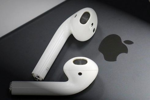 Perempuan Ini Tak Sengaja Telan AirPods saat Minum Obat