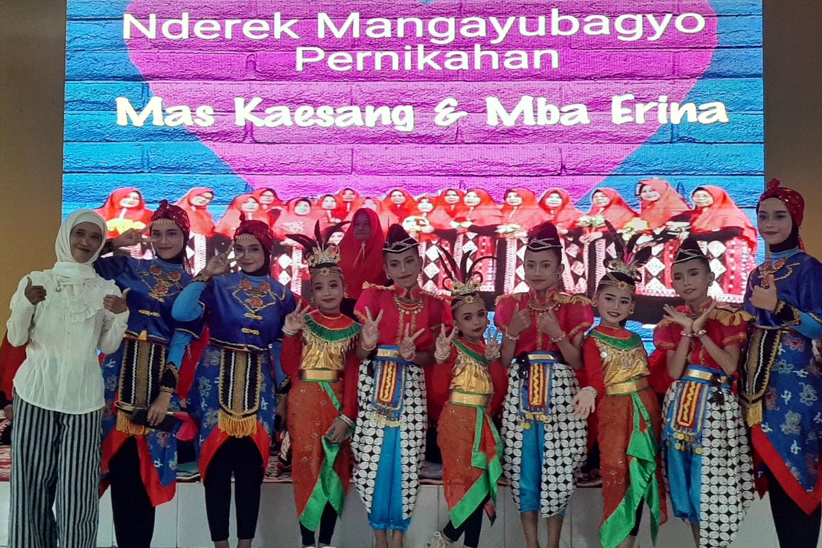Anak-anak dari Sanggar Gandhes Luwes Purwosari saat akan tampil menari di gedung serbaguna untuk membuka nonton bareng upacara adat midodareni di kediaman Erina Gudono. Pentas tari ini juga untuk menghibur warga yang akan menyaksikan upacara adat melalui layar lebar di gedung serbaguna.