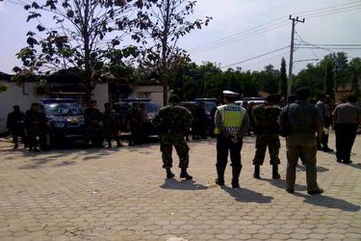 Aparat gabungan Polri dan TNI melakukan patroli dan penyisiran di sekitar kawasan perkantoran Pemkab Mesuji, Lampung, Sabtu (5/5/2012). 