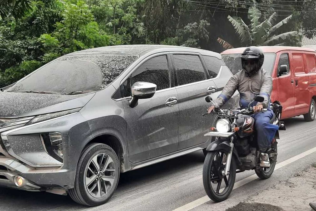 Hujan abu tebal terpantau melanda sebagian wilayah Kecamatan Tegalrejo Kabupaten Magelang, Jawa Tengah, akibat erupsi Gunung Merapi, sejak pukul 13.00 WIB, Sabtu (11/3/2023).