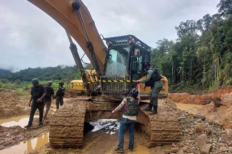 Operasikan Tambang Ilegal di Nabire, 7 WNA China Ditangkap Satgas Kehutanan
