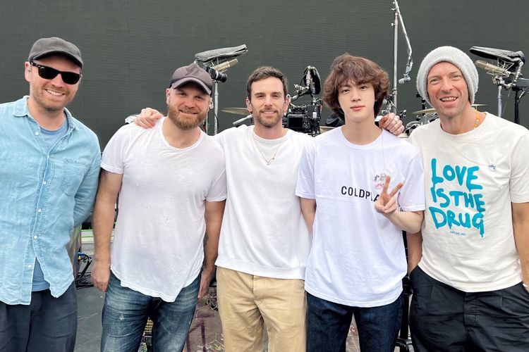 Jin BTS (kedua dari kanan) berfoto bersama band Coldplay menjelang konser di Stadion River Plate, Buenos Aires, Argentina. Jin BTS akan menyanyikan lagu solonya, The Astronaut, di konser Coldplay pada Jumat (28/10/2022).