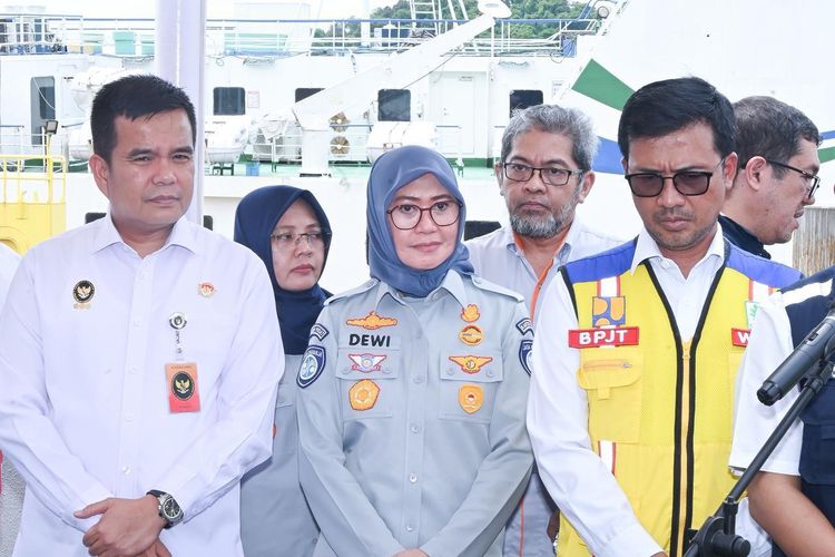 Plt Direktur Utama Jasa Raharja Dewi Aryani Suzana menyampaikan komitmen perusahaan dalam memastikan perlindungan masyarakat selama periode Nataru dalam survei kesiapan Operasi Lilin 2025 di Pelabuhan Merak, Banten, Jumat (12/12/2025).