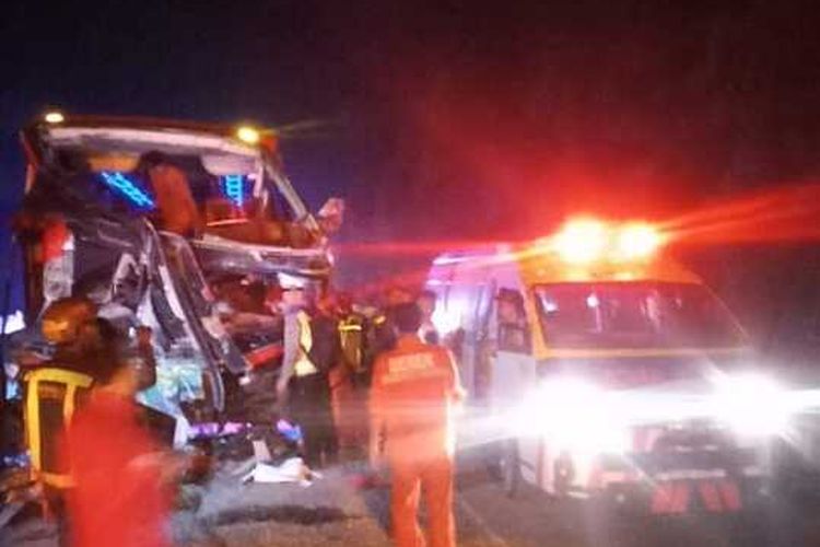 Unit bus terlihat dalam penangana petugas usai mengalami kecelakaan di Tol Cipularang, Kamis (26/12/2024).