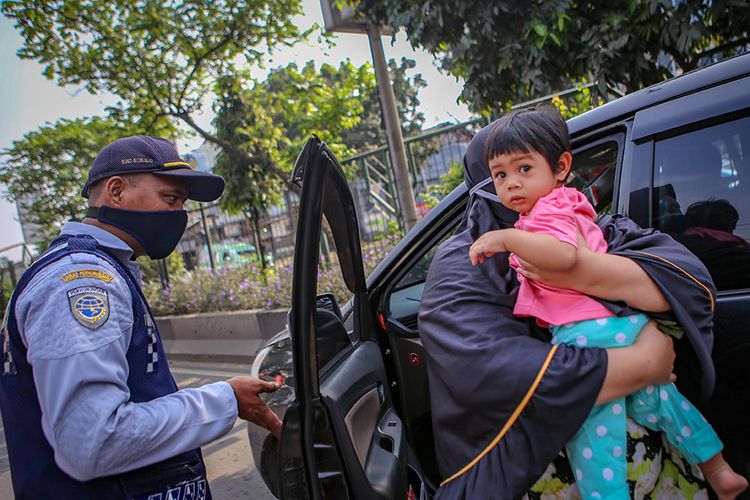 Petugas memeriksa pengendara saat penerapan Pembatasan Sosial Berskala Besar (PSBB) di jalan M.H Thamrin, Cikokol, Kota Tangerang, Banten, Sabtu (18/4/2020). Pemerintah telah resmi menerapkan PSBB di wilayah Tangerang Raya per hari ini dalam rangka percepatan penanganan COVID-19.