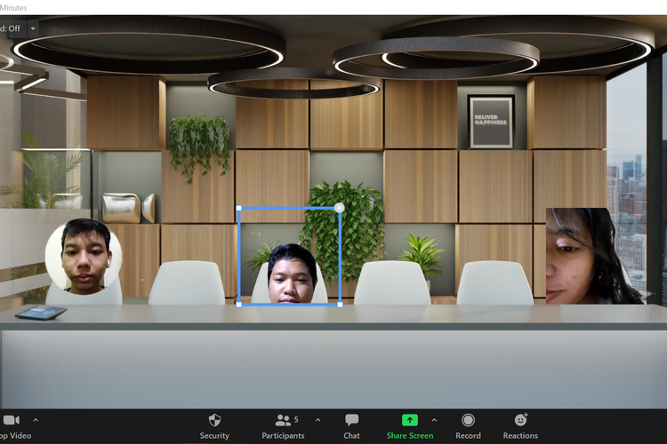 Ilustrasi fitur Immersive View ruangan Boardroom di Zoom versi terbaru. Bisa dilihat, latar belakang peserta di sisi kiri tidak dibuat rapi seperti peserta yang di tengah. Alih-alih diselaraskan, latar belakang peserta ini masih sesuai dengan latar belakang lingkungannya dan tampilannya dimunculkan dalam bentuk lingkaran. 