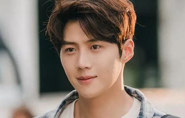 Penampilan Kim Seon Ho dalam drama Hometown Cha-cha-cha.