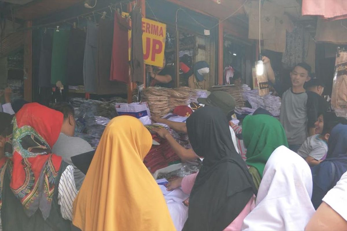 Seragam sekolah diburu orangtua murid di Pasar Jatinegara, Jakarta Timur, Jumat (12/7/2019).