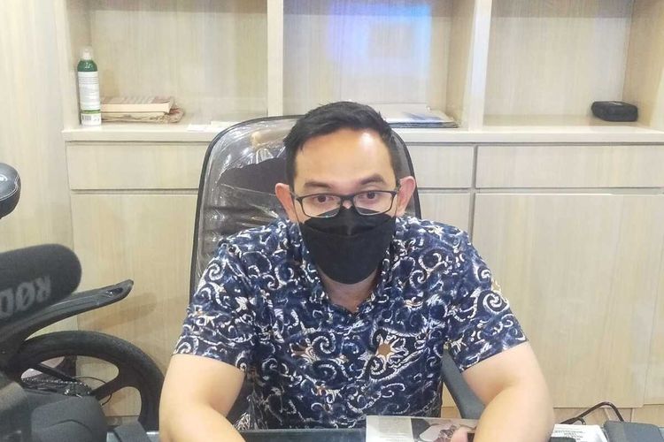 Kepala Bagian Hubungan Masyarakat Pemkot Surabaya Febriadhitya Prajatara