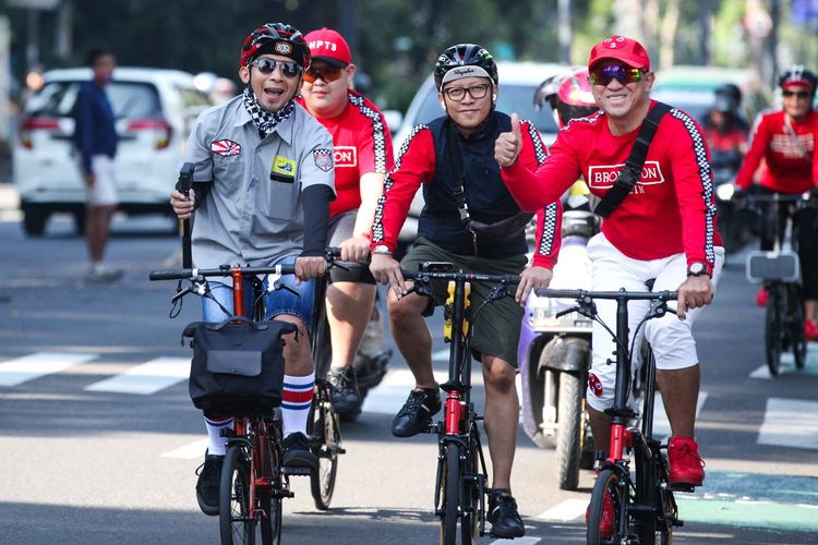 Kegiatan Gowes Bareng dalam rangka peluncuran logo baru komunitas Bromlin, di Bandung, Minggu (26/7/2020).