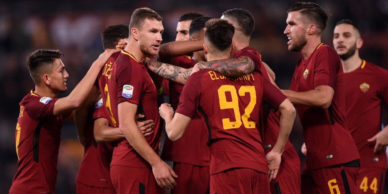 Para pemain AS Roma merayakan gol yang dicetak Edin Dzeko (ketiga dari kiri) ke gawang SPAL dalam laga Liga Italia 2017-2018 di Stadion Olimpico, Roma, Italia, Jumat (1/12/2017).