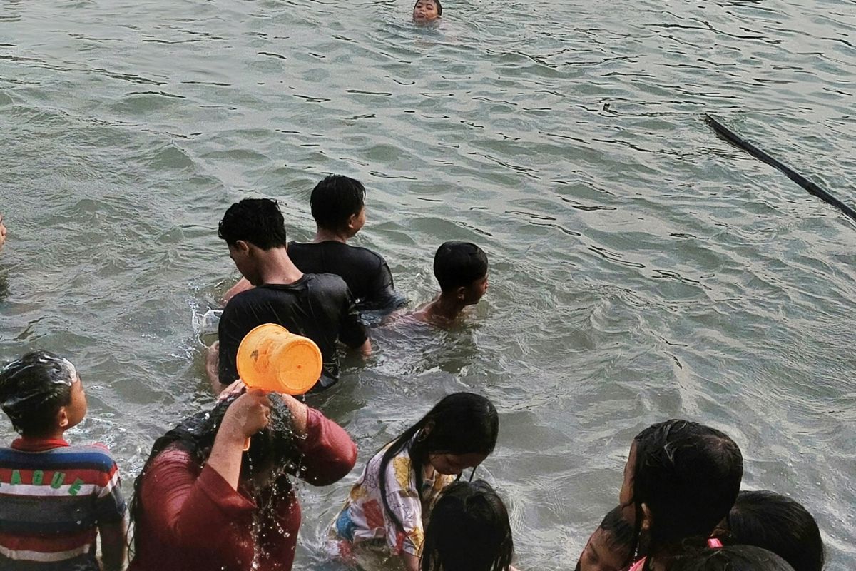 Suasana warga Kampung Bekelir saat melakukan keramasan di Sungai Cisadane, Kota Tangerang, Jumat (1/4/2022) sore.