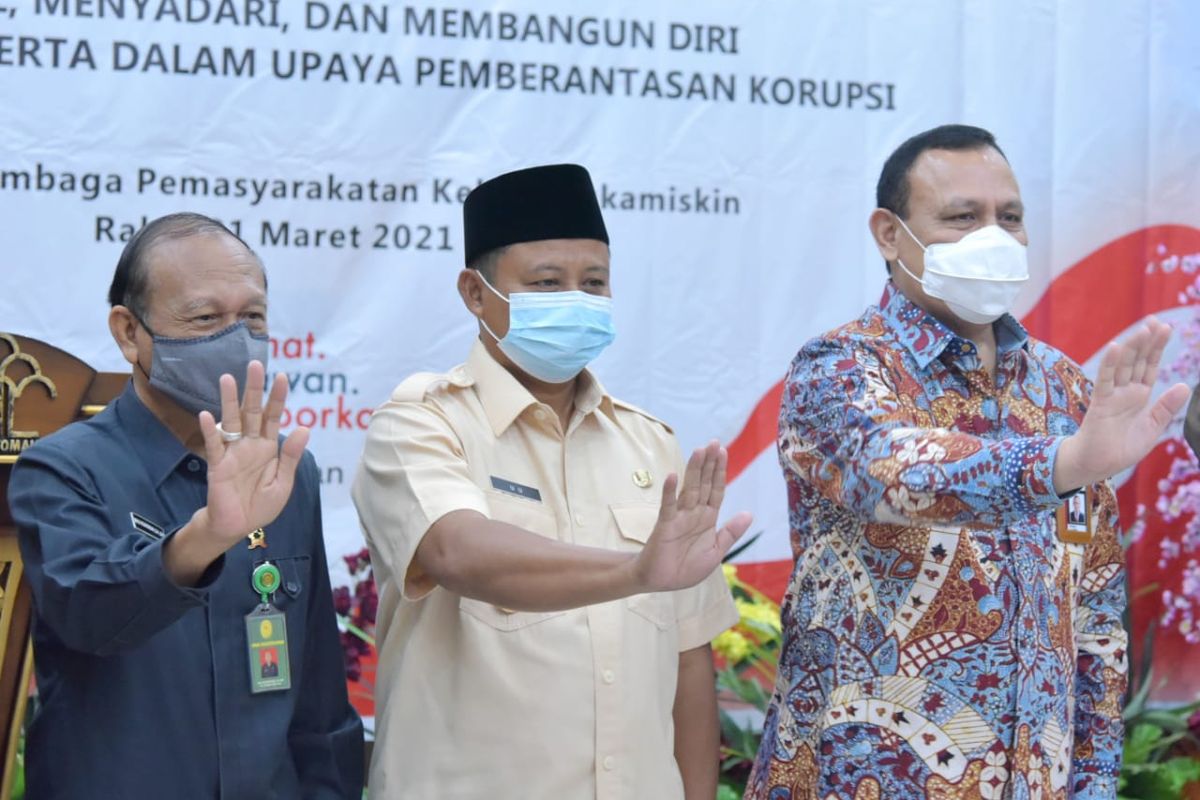 Wagub Jawa Barat Uu Ruzhanul Ulum saat menghadiri penyuluhan antikorupsi bersama Ketua KPK RI Firli Bahuri di Lembaga Pemasyarakatan (Lapas) Kelas 1 Sukamiskin, Kota Bandung, Rabu (31/3/2021),
