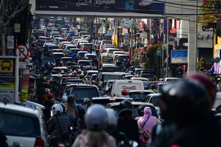 Kepadatan kendaraan terjadi di Jalan Sukajadi, Kota Bandung, Jawa Barat, Jumat (6/5/2022). 