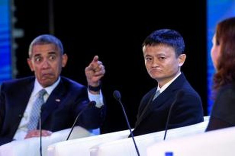 Presiden Barack Obama bersama pendiri Alibaba Jack Ma (tengah) dan ilmuwan Filipina Aisa Mijeno saat diskusi CEO Summit, APEC di Manila, Filipina, Rabu (18/11/2015).