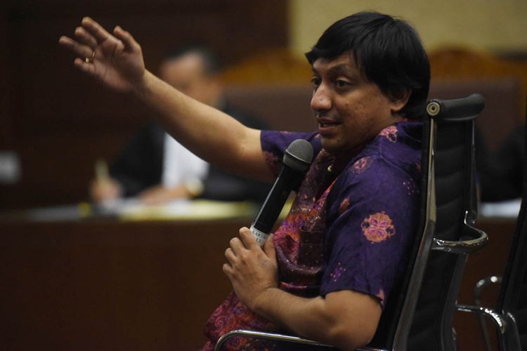 Terdakwa kasus korupsi pengadaan Alquran Fahd El Fouz bersaksi dalam sidang lanjutan di Pengadilan Tipikor, Jakarta Pusat, Kamis (24/8). Sidang lanjutan tersebut beragendakan pemeriksaan terdakwa. ANTARA FOTO/Akbar Nugroho Gumay/ama/17