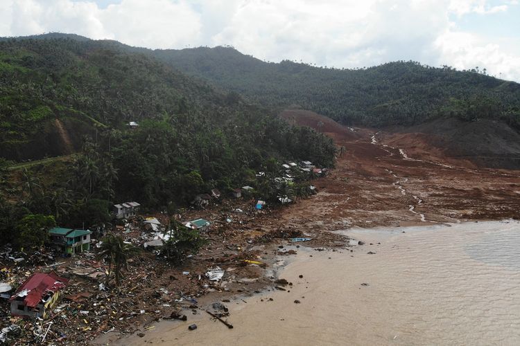 Foto udara diambil pada Kamis (14/4/2022), memperlihatkan kerusakan di Desa Pilar, Abuyog, Leyte, Filipina. Kawasan ini terdampak badai Megi, termasuk tanah longsor dari pegunungan di belakang desa itu.