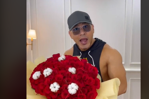 Deddy Corbuzier Ngomel Sambil Bawa Bunga, Kenapa?