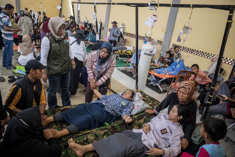 Siswa korban keracunan usai menyantap menu makan bergizi gratis (MBG) menjalani perawatan medis di Posko Penanganan di Kantor Kecamatan Cipongkor, Kabupaten Bandung Barat, Jawa Barat, Rabu (24/9/2025). Sekretaris Daerah (Sekda) Pemprov Jawa Barat Herman Suryatman mengatakan sebanyak 500 pelajar di Kecamatan Cipongkor mengalami keracunan yang diduga akibat menyantap hidangan makan bergizi gratis pada (24/9).