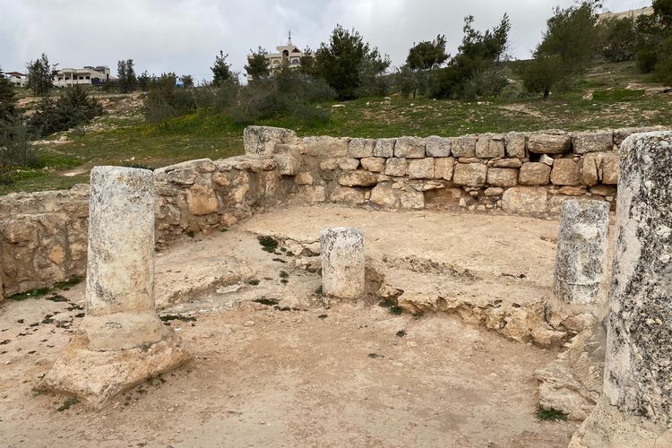 Masjid kuno atau tempat ibadah yang berdiri di atas Gua Ashabul Kahfi di Amman, Yordania. 