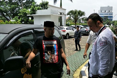 Dilimpahkan ke Kejaksaan, Ahmad Dhani Pose di Mobil Polisi