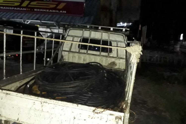 Barang bukti mobil dan karet sisa pembungkus kabel listrik yang dicuri oleh 11 orang pelaku, yang disita Polsek Payung Sekaki di Pekanbaru, Riau, Jumat (1/10/2021).