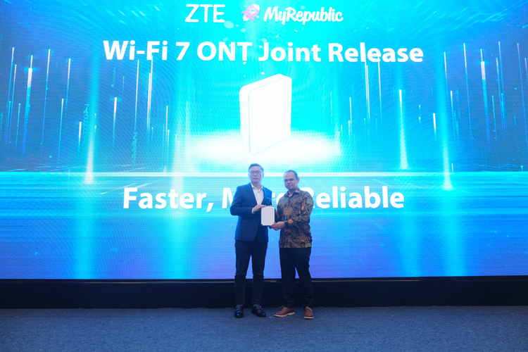 Michael Song, General Manager of Fixed & Multimedia Product Oversea Market and Vice President, ZTE Corporation dan Hendra Gunawan, Chief Technology Officer, MyRepublic bersama-sama meluncurkan CPE Wi-Fi 7 pertama di Indonesia di acara ZTE Day 2024.