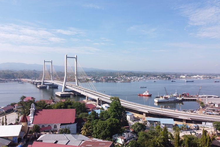 Foto udara Jembatan Teluk Kendari yang telah tuntas pembangunannya di Kendari, Sulawesi Tenggara, Rabu (21/10/2020). Presiden Joko Widodo rencananya akan meresmikan Jembatan Teluk Kendari sepanjang 1,34 Kilometer pada Kamis (22/10/2020). ANTARA FOTO/Jojon/wsj.