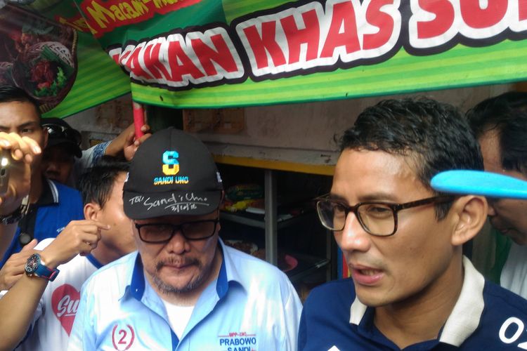 Calon wakil presiden nomor urut 02 Sandiaga Uno saat mengunjungi 30 rumah yang terbakar di Tambora, Jakarta Barat, Kamis (9/1/2019). 